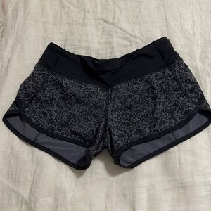 Women’s Lululemon 2.5” Speed Up Low-Rise Lined Shorts - Size 2 - Like New